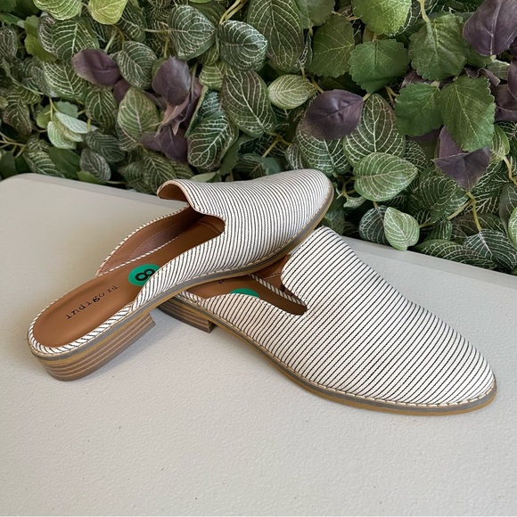 INDIGO RD Women Ivory Black Striped
Canvas Flats Mules size 8 - Picture 5 of 11